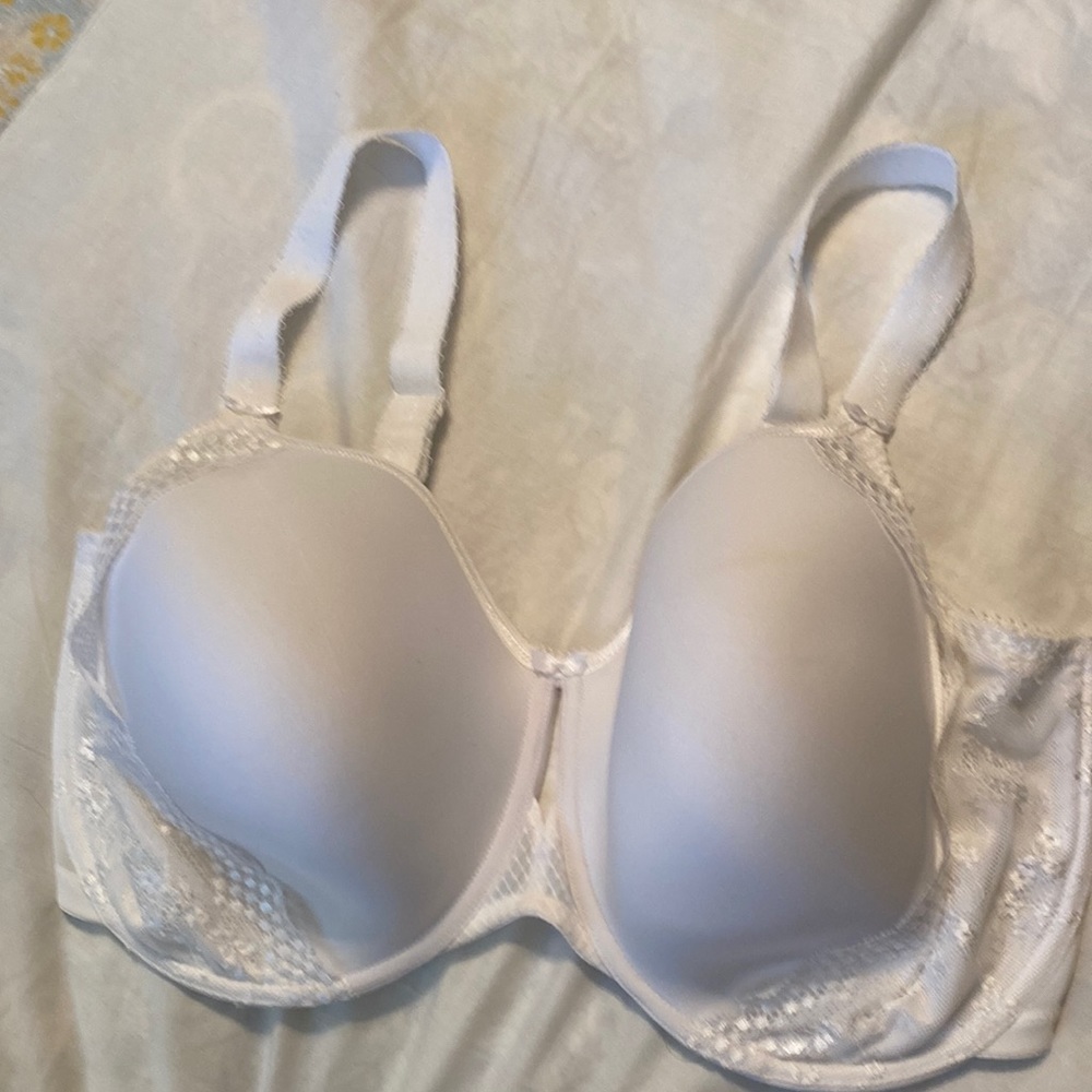Elomi size 40H UK or 40K US white underwire bra with lace trim.